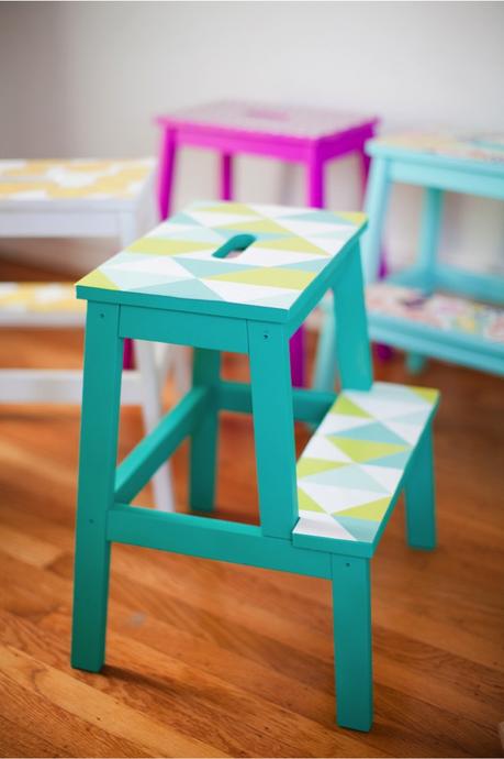 DIY: Personaliza unos taburetes de Ikea con papel de pared y chalk paint