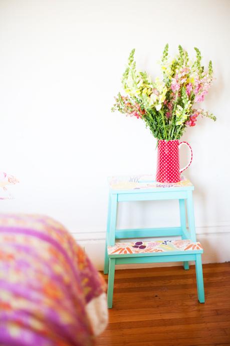 DIY: Personaliza unos taburetes de Ikea con papel de pared y chalk paint