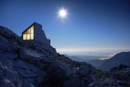 Refugio alpino para escaladores en la montaña de Skuta. OFIS Architects
