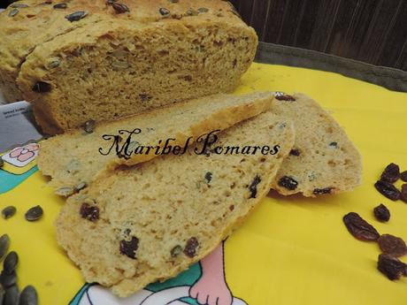 Pan integral de trigo, centeno, boniato, leche de avena con pipas de calabaza y pasas.