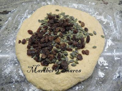 Pan integral de trigo, centeno, boniato, leche de avena con pipas de calabaza y pasas.