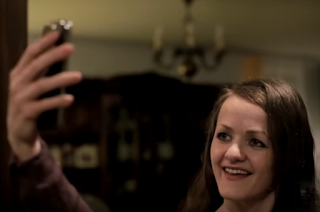 La protagonista se hace un selfi