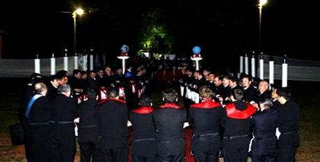 El ara y su saludo ritual