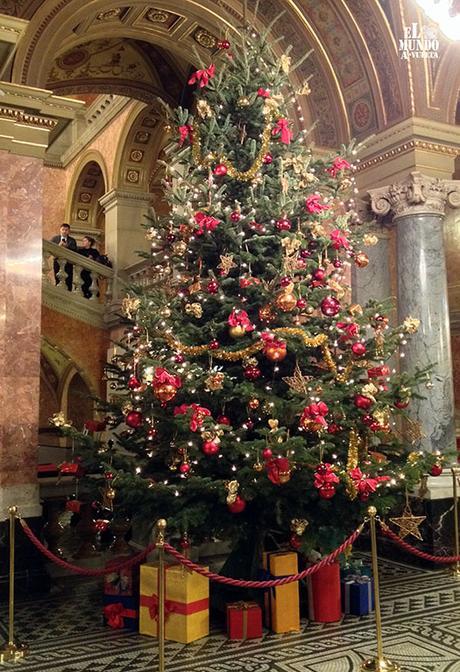 Árbol de navidad en la ópera de Budapest