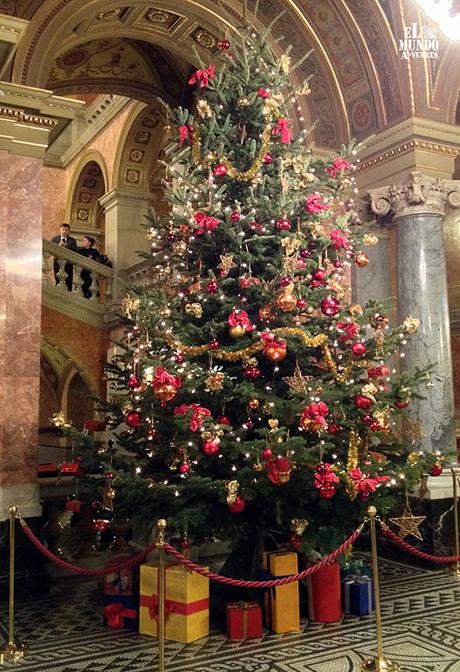 Árbol de navidad en la ópera de Budapest