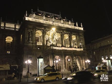 Fachada ópera Budapest nocturna