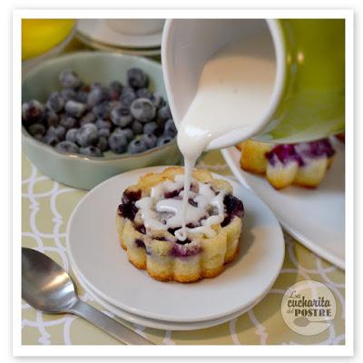 BIZCOCHITOS DE LIMÓN Y ARÁNDANOS / BLUEBERRY AND LEMON SMALL SPONGE CAKES