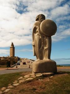 Estatua_de_Breogan_con_la_Torre_de_Hercules_al_fondo