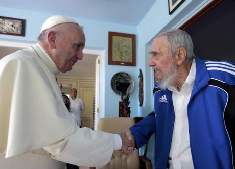 El papa Francisco y Fidel Castro se estrechan la mano en la casa del expresidente cubano