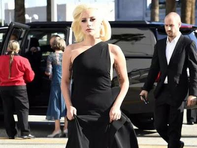 Lady Gaga sorprende con su look en los Emmy