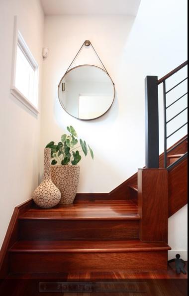 Espejos en la escalera para armonizar el chi