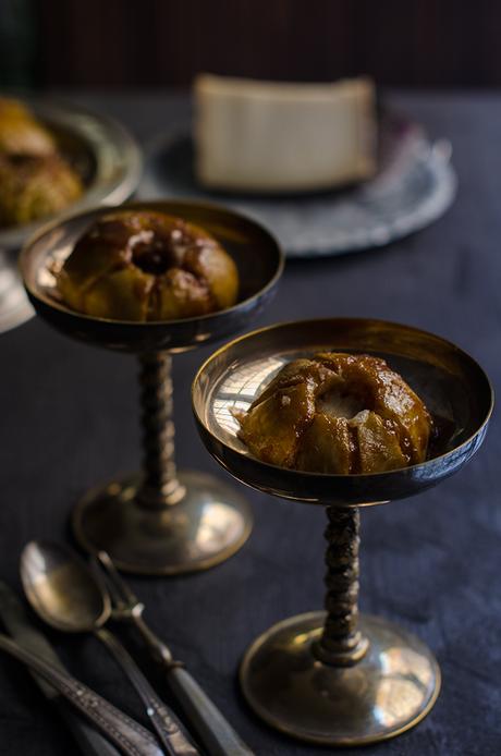 Manzana asada rellena de queso La Antigua y ciruelas al vino de Oporto