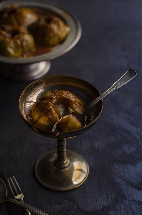 Manzana asada rellena de queso La Antigua y ciruelas al vino de Oporto