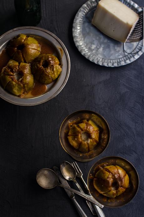 Manzana asada rellena de queso La Antigua y ciruelas al vino de Oporto