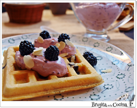 Gofres de almendras y moras