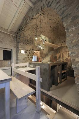 Casa Restaurada en Mani, en Estilo Rustico Griego