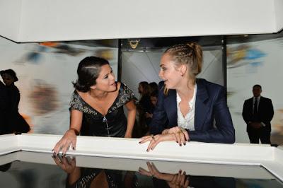 Selena Gomez  junto a Cara Delevigne, curioseando