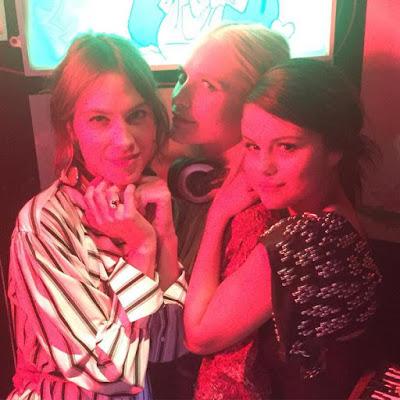 Selena Gomez  junto a Cara Delevigne, curioseando