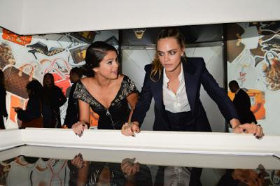 Selena Gomez  junto a Cara Delevigne, curioseando