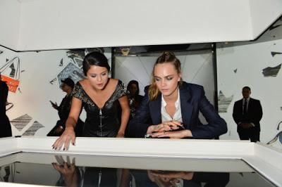 Selena Gomez  junto a Cara Delevigne, curioseando