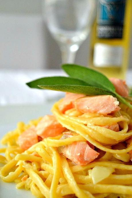 Pasta con salmón y salvia