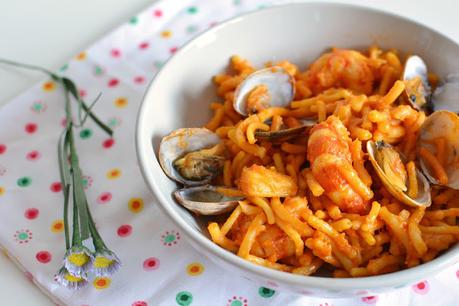 Fideos con calamares, gambones y almejas