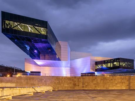 Edificio UNASUR en Quito, de Diego Guayasamin