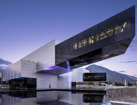 Edificio UNASUR en Quito, de Diego Guayasamin