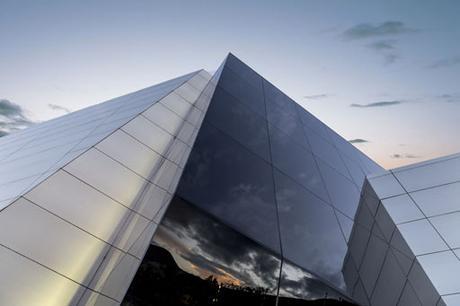 Edificio UNASUR en Quito, de Diego Guayasamin