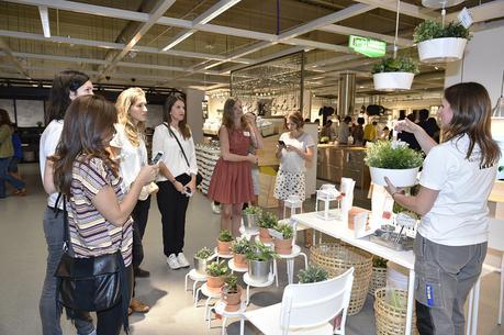 Disfrutando alrededor de la mesa en Ikea12