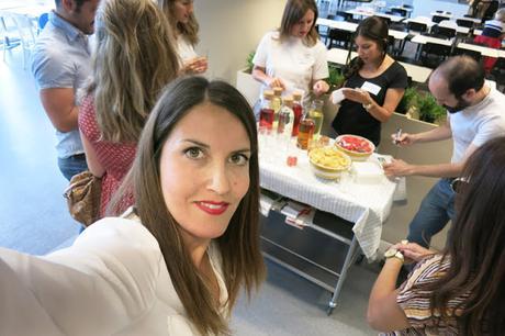 Disfrutando alrededor de la mesa en Ikea2