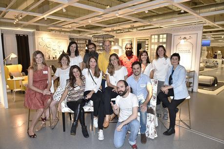 Disfrutando alrededor de la mesa en Ikea15