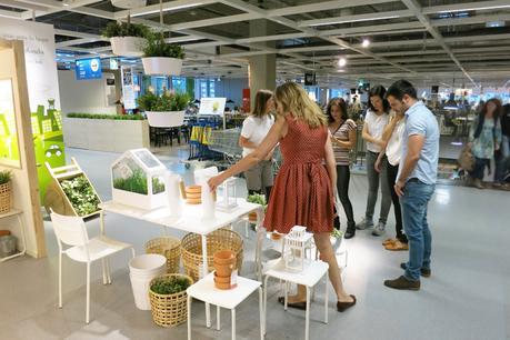 Disfrutando alrededor de la mesa en Ikea13