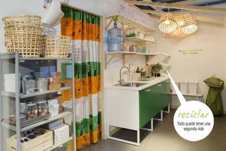 Disfrutando alrededor de la mesa en Ikea4