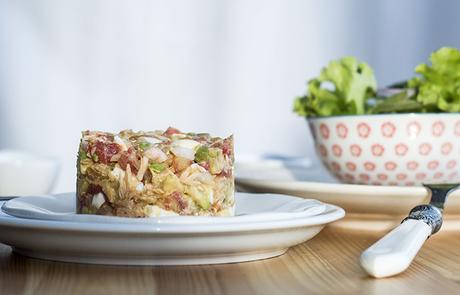 TIMBAL DE TOMATE Y AGUACATE CON BONITO Y HUEVO
