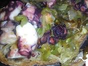 Tostas pulpo cebolla pimiento verde caramelizados