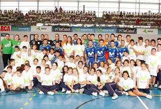 Movistar Inter inaugura en Sevilla la Gira Movistar Megacracks 2015-16 jugando al fútbol sala con 800 escolares