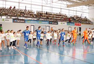 Movistar Inter inaugura en Sevilla la Gira Movistar Megacracks 2015-16 jugando al fútbol sala con 800 escolares