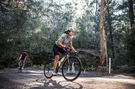 Rapha + Liberty, sofisticada colección limitada de ropa para mujeres (para carretera y estilo casual)