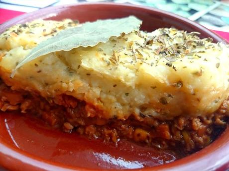 Shepherd's pie vegano o pastel de soja texturizada y puré de patata
