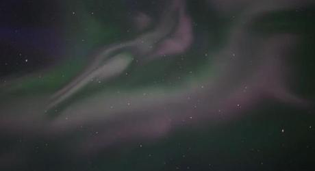 Aurora pulsando sobre Islandia