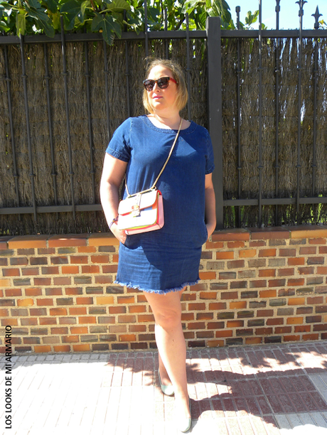 portada-los-looks-de-mi-armario-talla-grande-curvy-plus-size-little-denim-dress-vestido-denim-bolso-valentino-colores-blogguer-madrid-blogger-curvy-rockStud-valentino-22 http://www.loslooksdemiarmario.com/2015/09/mi-bolso-valentino-outfit.html