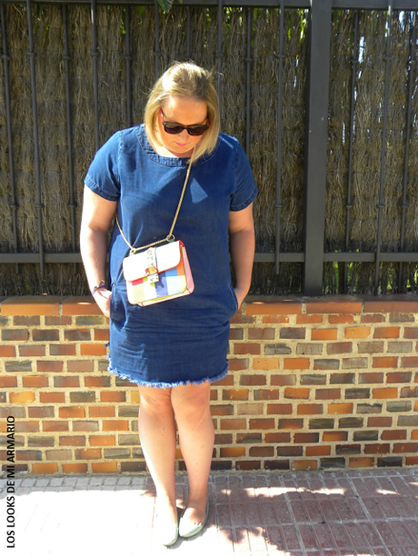 portada-los-looks-de-mi-armario-talla-grande-curvy-plus-size-little-denim-dress-vestido-denim-bolso-valentino-colores-blogguer-madrid-blogger-curvy-rockStud-valentino-22 http://www.loslooksdemiarmario.com/2015/09/mi-bolso-valentino-outfit.html