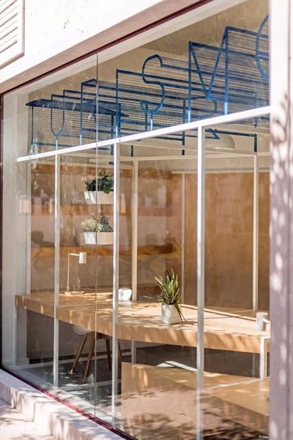 Diseño y destacada tipografía en oficina de turismo