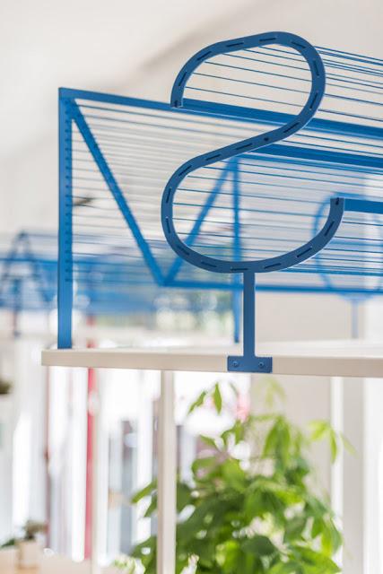 Diseño y destacada tipografía en oficina de turismo