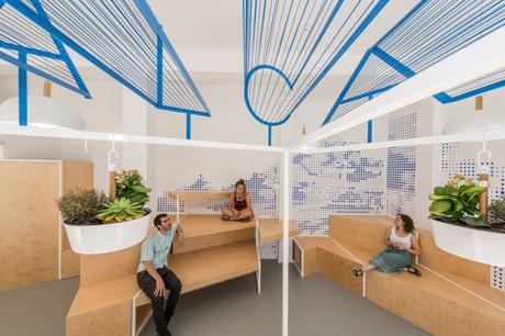 Diseño y destacada tipografía en oficina de turismo