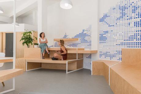 Diseño y destacada tipografía en oficina de turismo