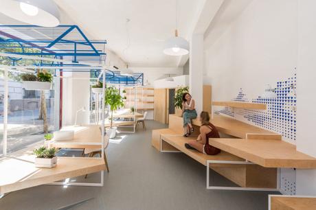 Diseño y destacada tipografía en oficina de turismo