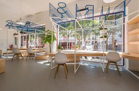 Diseño y destacada tipografía en oficina de turismo