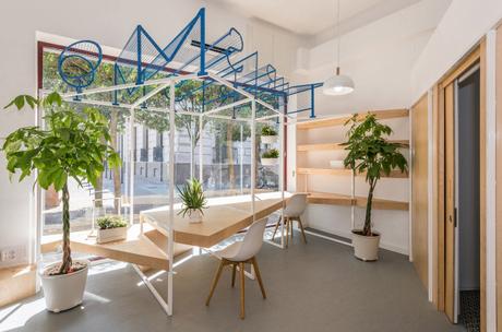 Diseño y destacada tipografía en oficina de turismo